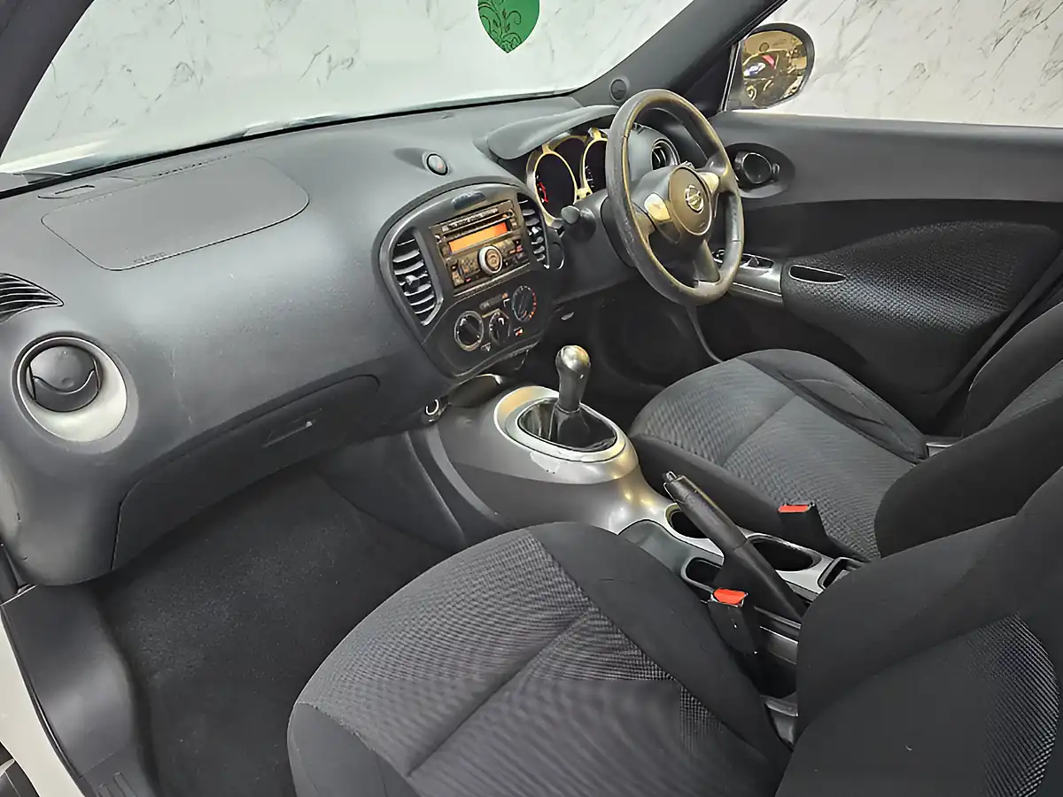 Used 2013 Nissan Juke Visia White - Interior and Exterior details 14