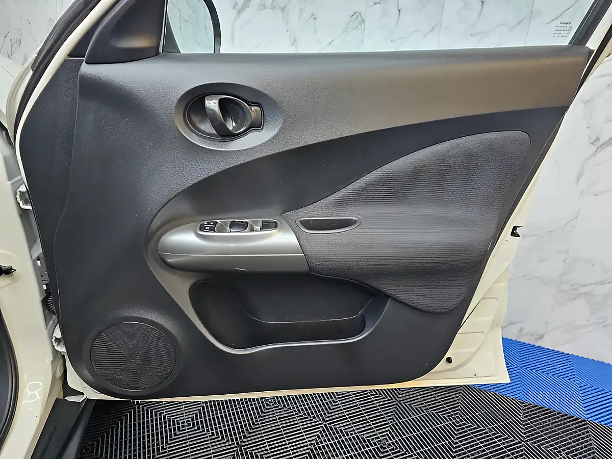 Used 2013 Nissan Juke Visia White - Interior and Exterior details 20