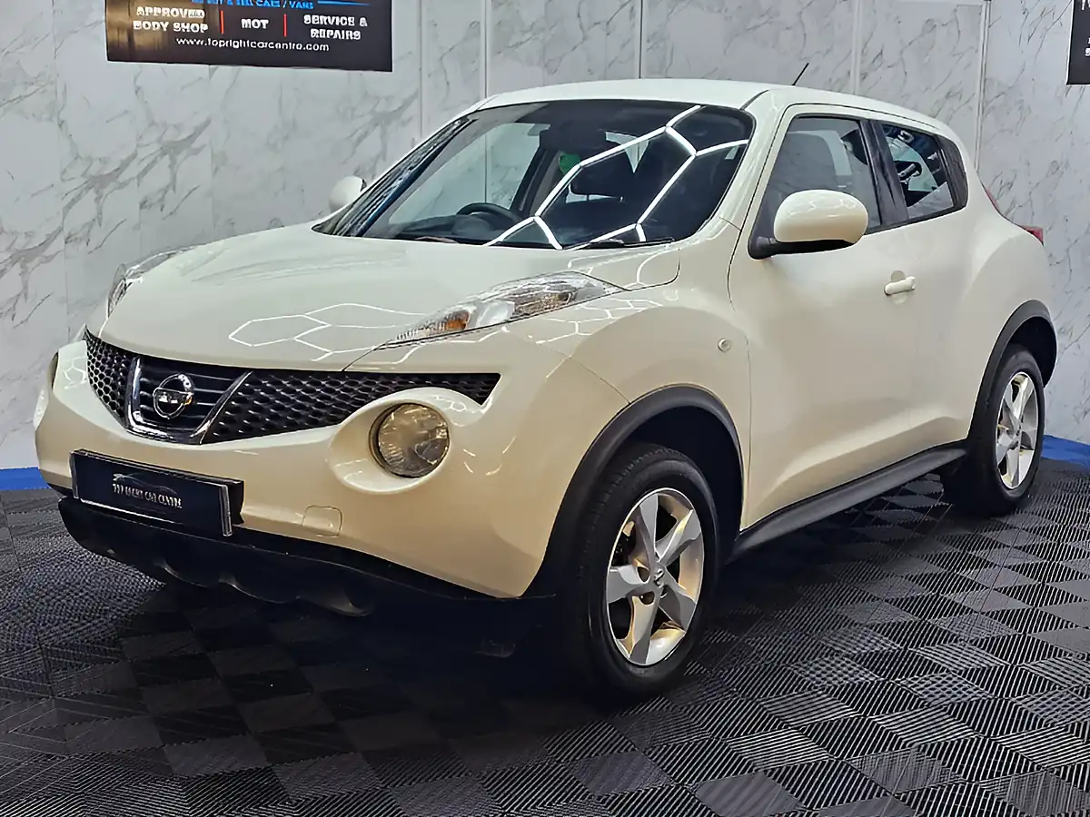 Used 2013 Nissan Juke Visia White - Interior and Exterior details 5