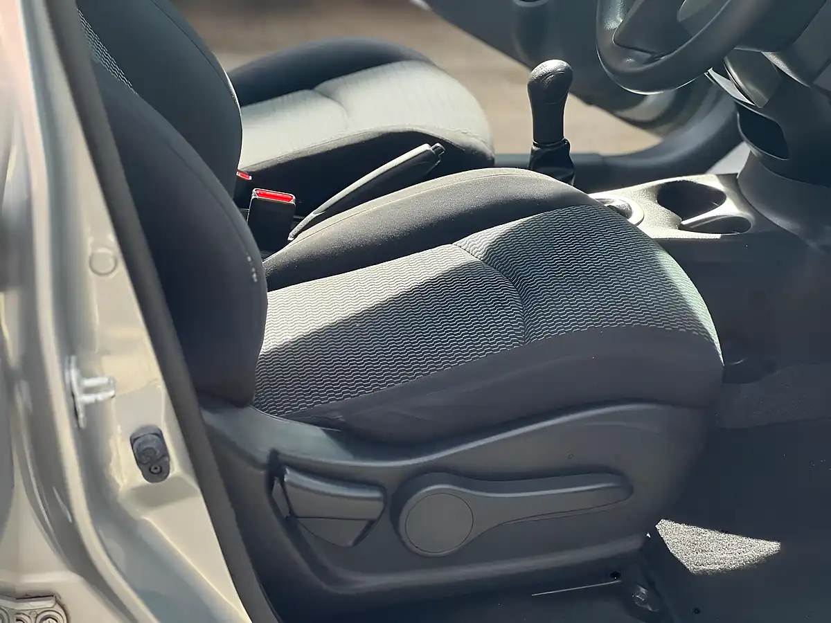 Used 2013 Nissan Note Acenta Silver - Interior and Exterior details 12