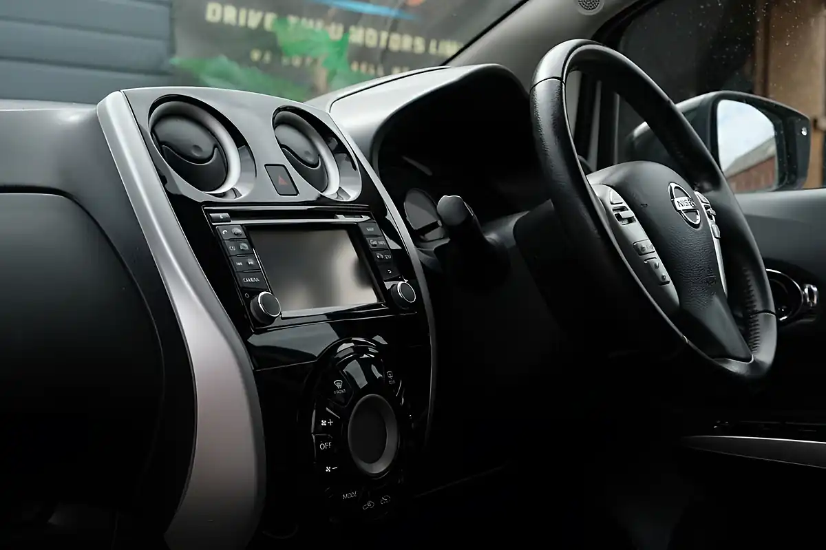 Used 2013 Nissan Note Tekna White - Interior and Exterior details 11