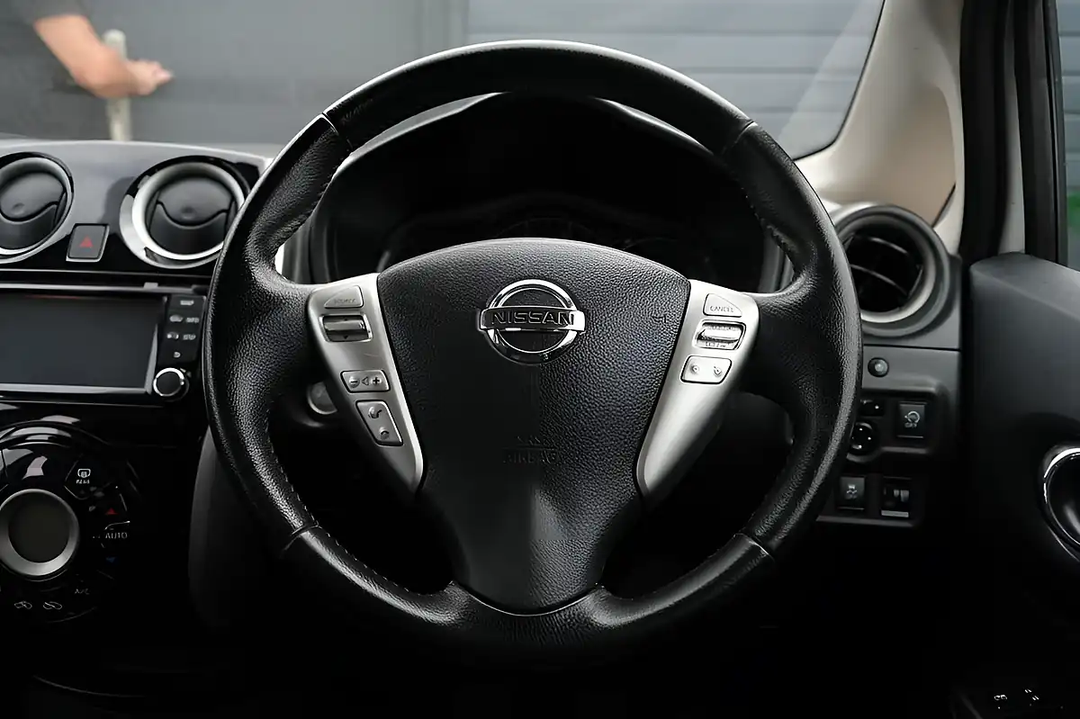 Used 2013 Nissan Note Tekna White - Interior and Exterior details 12