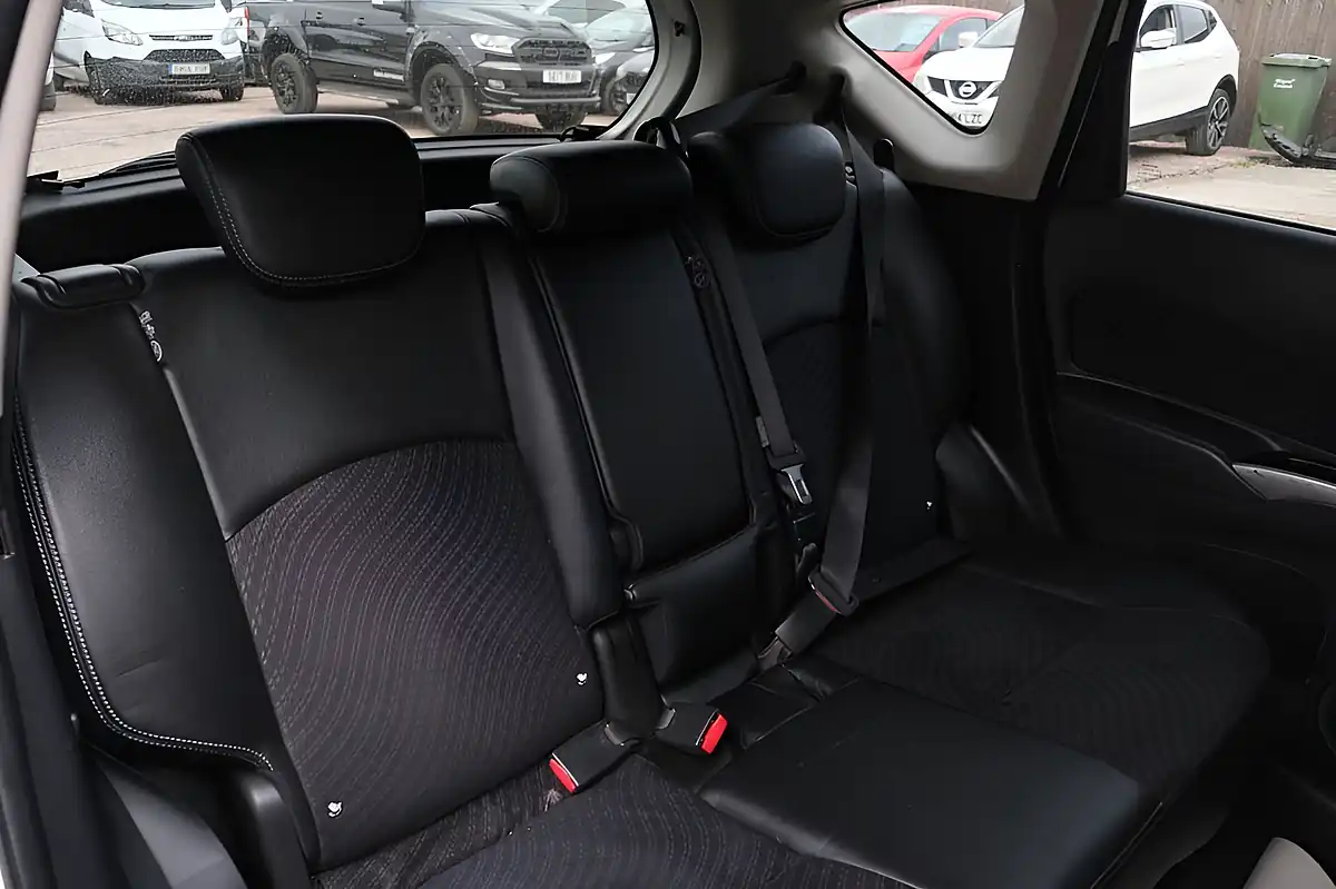 Used 2013 Nissan Note Tekna White - Interior and Exterior details 14