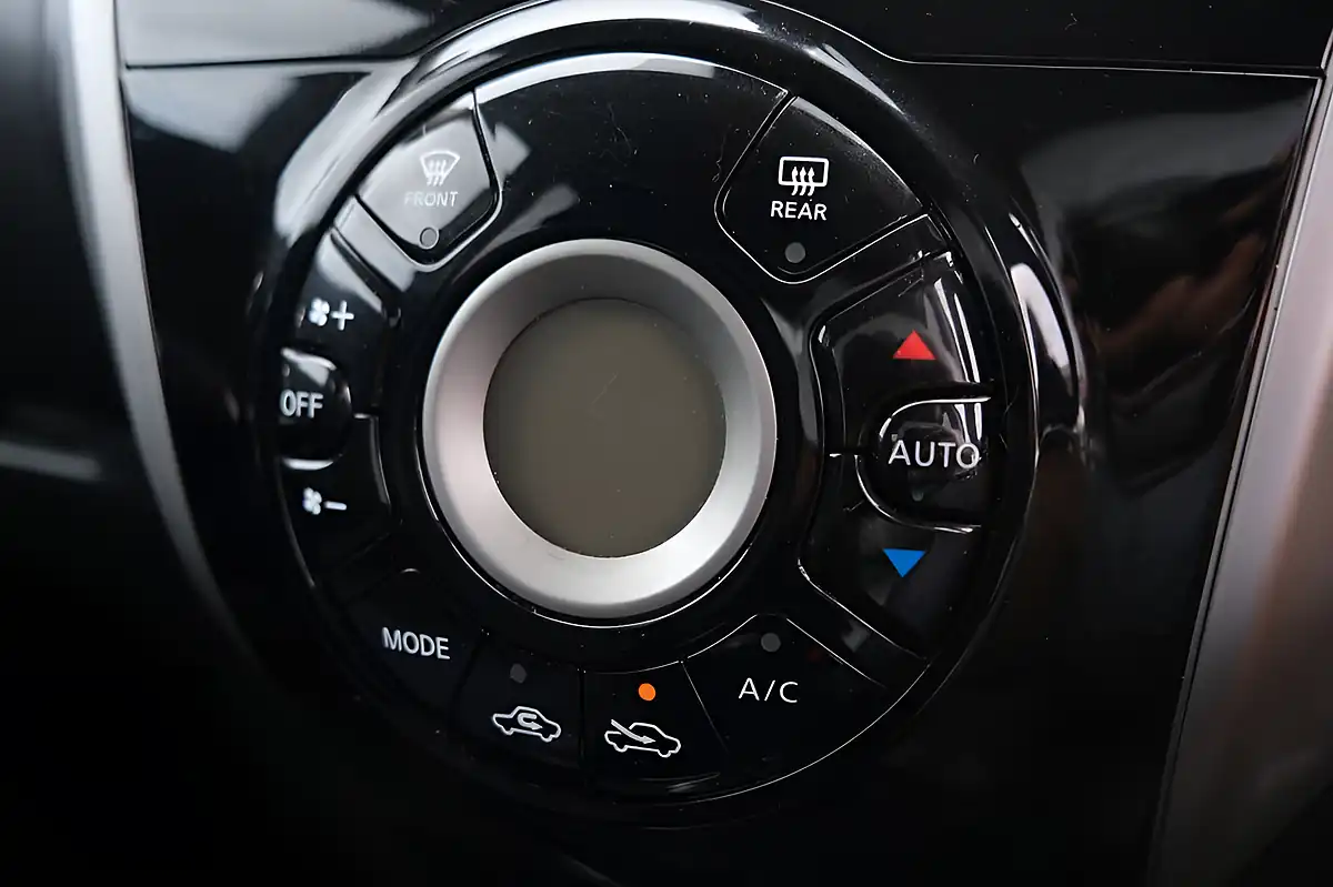 Used 2013 Nissan Note Tekna White - Interior and Exterior details 19