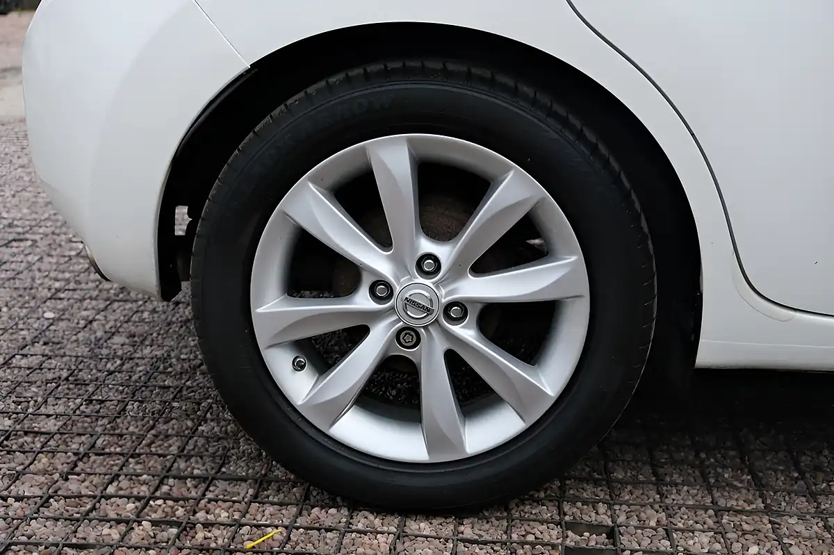 Used 2013 Nissan Note Tekna White - Interior and Exterior details 7