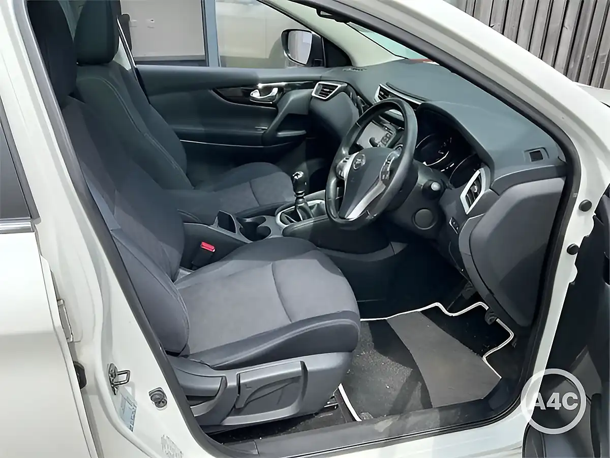 Used 2013 Nissan Qashqai 360 Beige - Interior and Exterior details 3