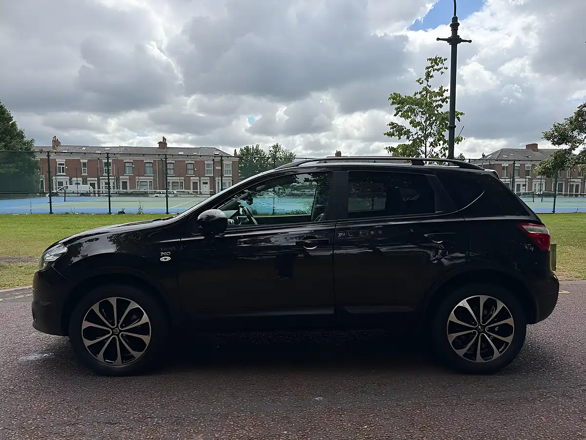 Used 2013 Nissan Qashqai 360 Black - Interior and Exterior details 8