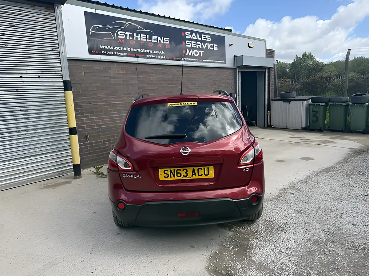 Used 2013 Nissan Qashqai 360 Plus 2 Red - Interior and Exterior details 10