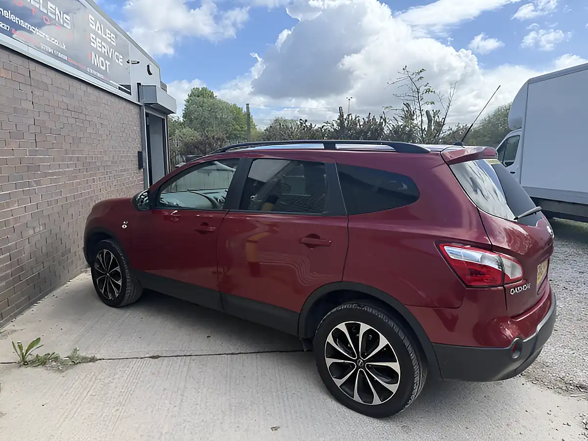 Used 2013 Nissan Qashqai 360 Plus 2 Red - Interior and Exterior details 12