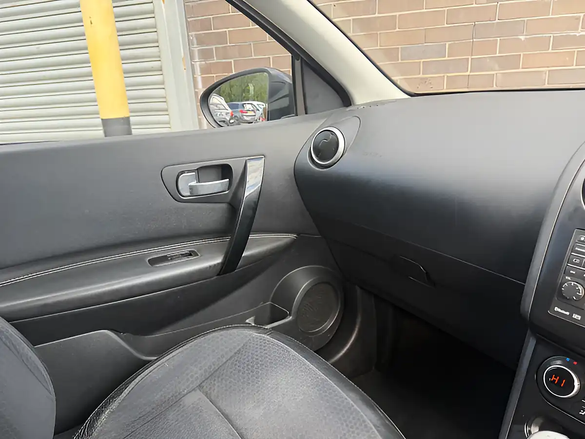 Used 2013 Nissan Qashqai 360 Plus 2 Red - Interior and Exterior details 18