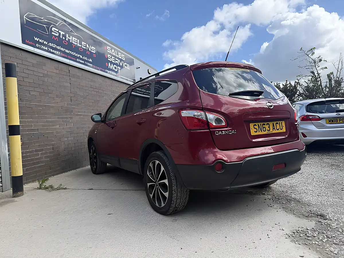 Used 2013 Nissan Qashqai 360 Plus 2 Red - Interior and Exterior details 9
