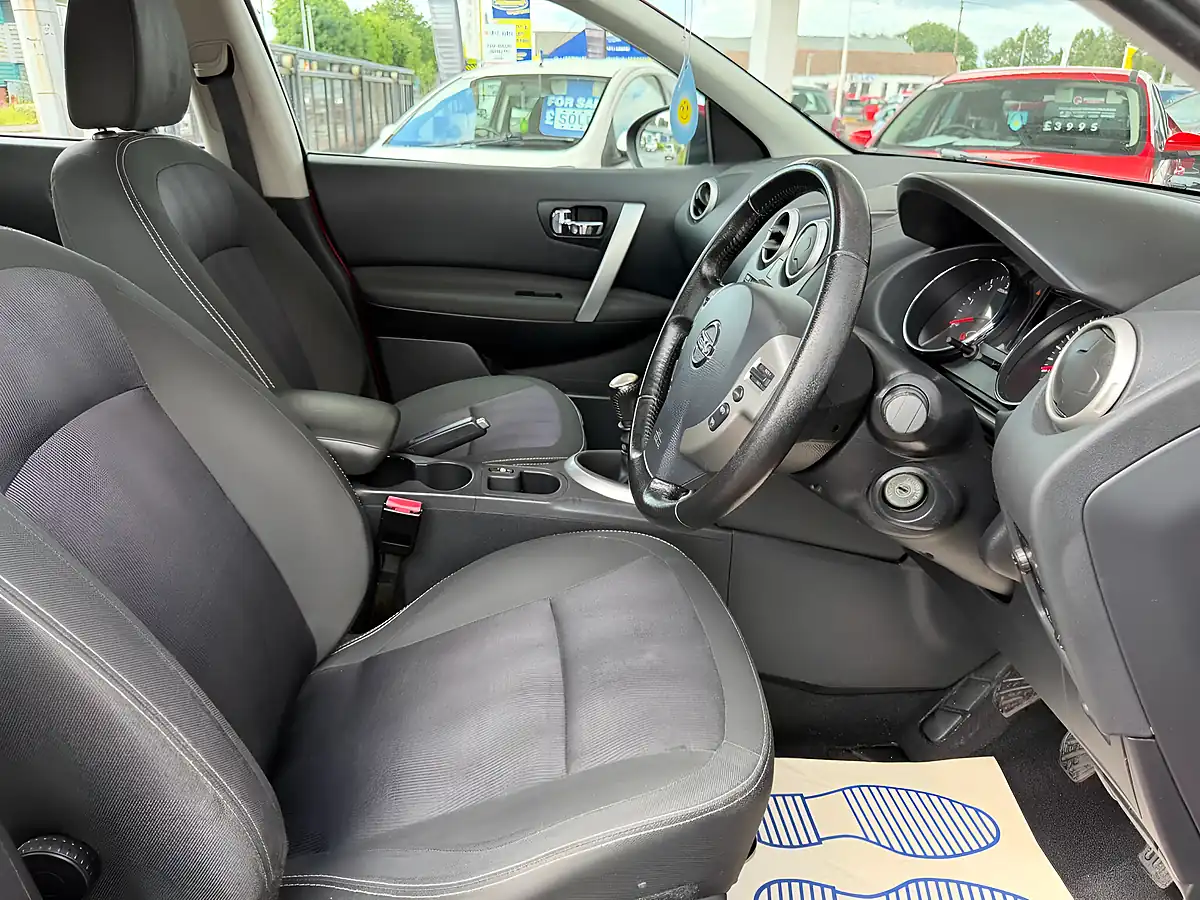 Used 2013 Nissan Qashqai Acenta Red - Interior and Exterior details 12
