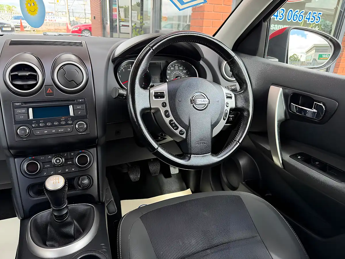 Used 2013 Nissan Qashqai Acenta Red - Interior and Exterior details 15