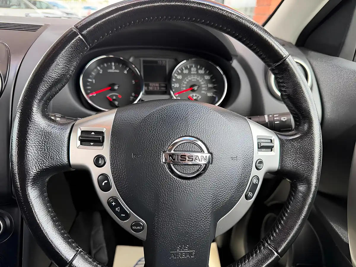 Used 2013 Nissan Qashqai Acenta Red - Interior and Exterior details 16