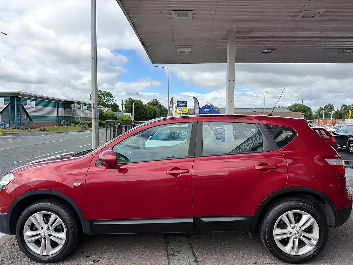 Used 2013 Nissan Qashqai Acenta Red - Interior and Exterior details 8