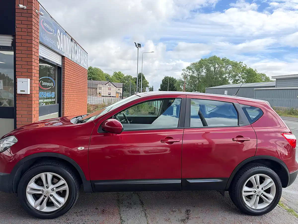 Used 2013 Nissan Qashqai Acenta Red - Interior and Exterior details 9