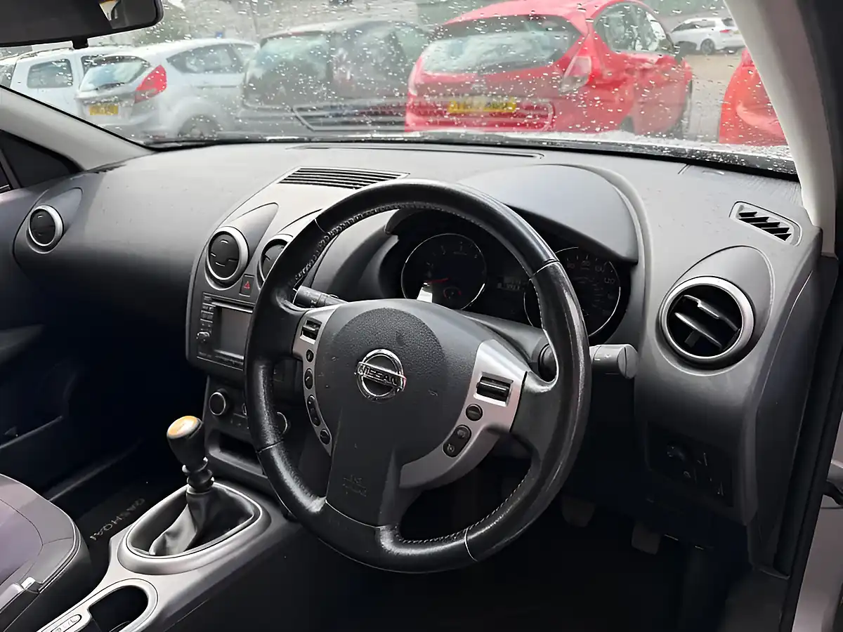 Used 2013 Nissan Qashqai Acenta Silver - Interior and Exterior details 13