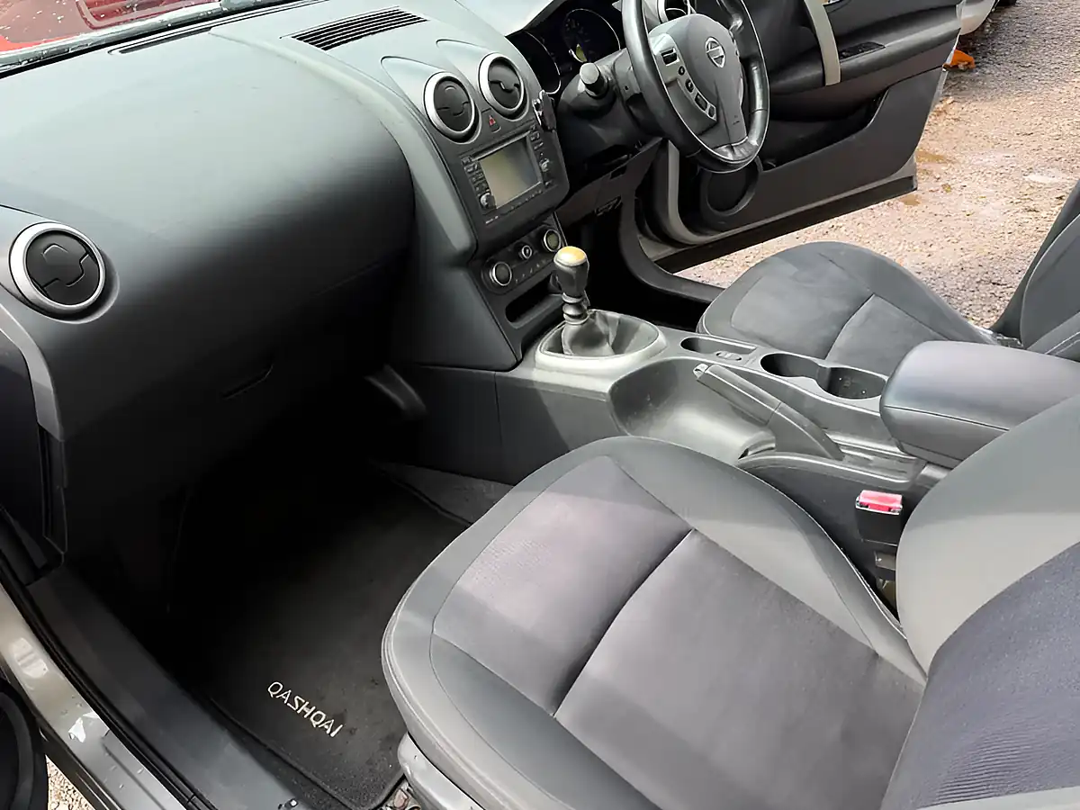 Used 2013 Nissan Qashqai Acenta Silver - Interior and Exterior details 15