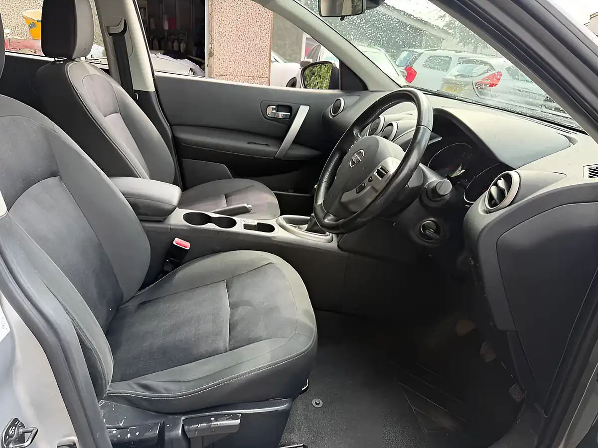 Used 2013 Nissan Qashqai Acenta Silver - Interior and Exterior details 16