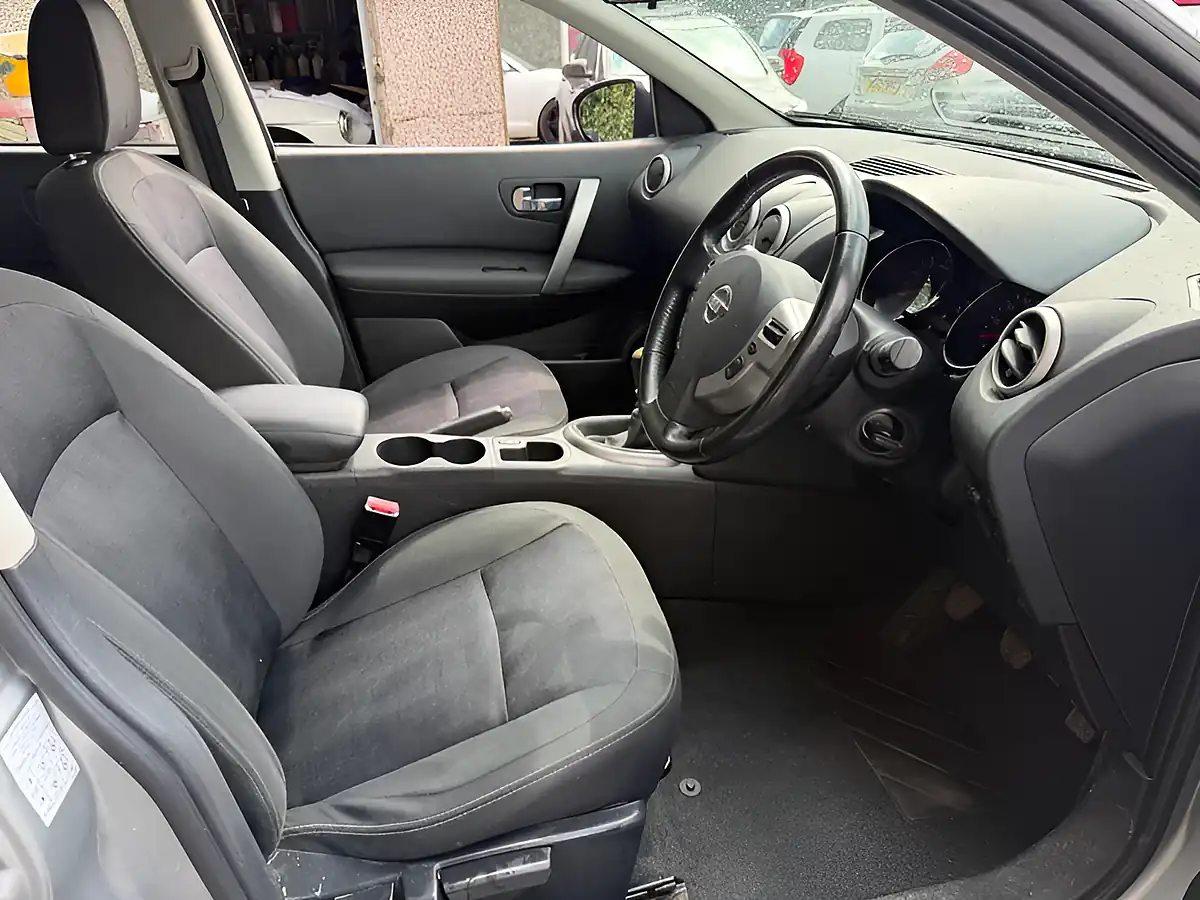 Used 2013 Nissan Qashqai Acenta Silver - Interior and Exterior details 17