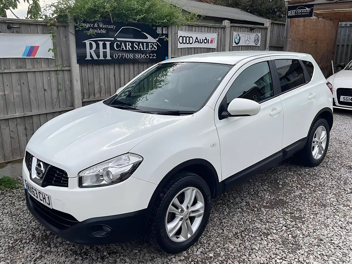 Used 2013 Nissan Qashqai Acenta White - Front View