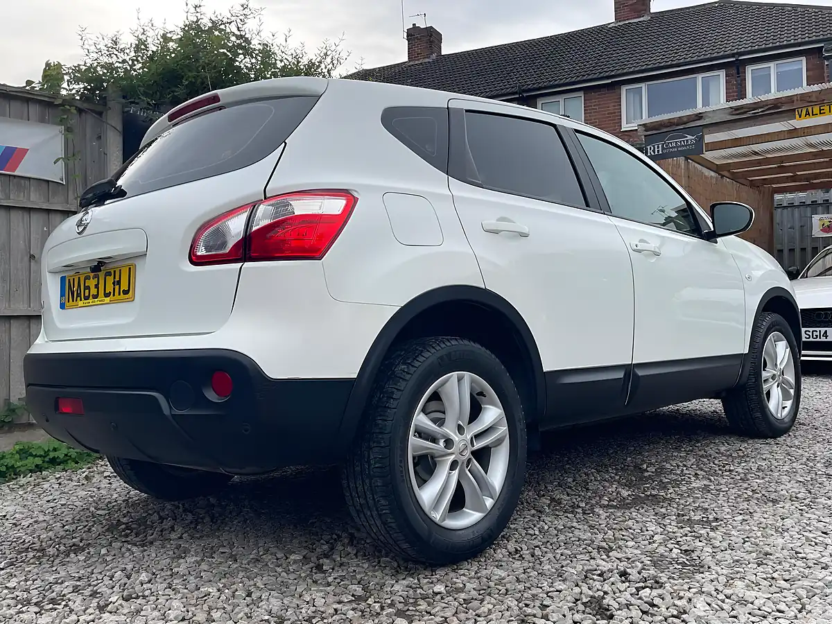 Used 2013 Nissan Qashqai Acenta White - Interior and Exterior details 12