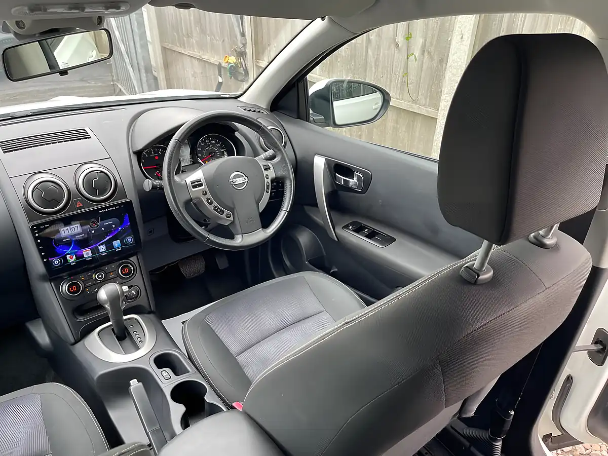 Used 2013 Nissan Qashqai Acenta White - Interior and Exterior details 5