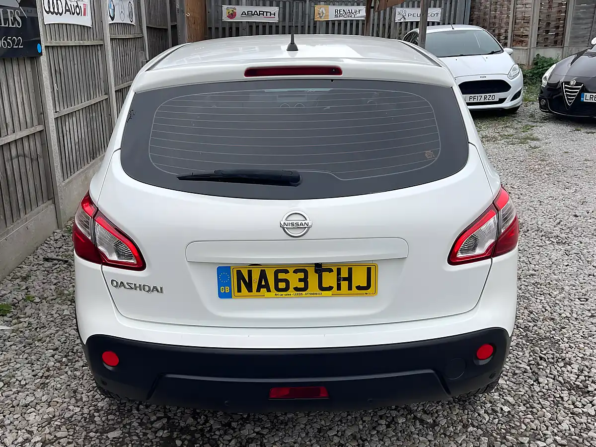 Used 2013 Nissan Qashqai Acenta White - Interior and Exterior details 8