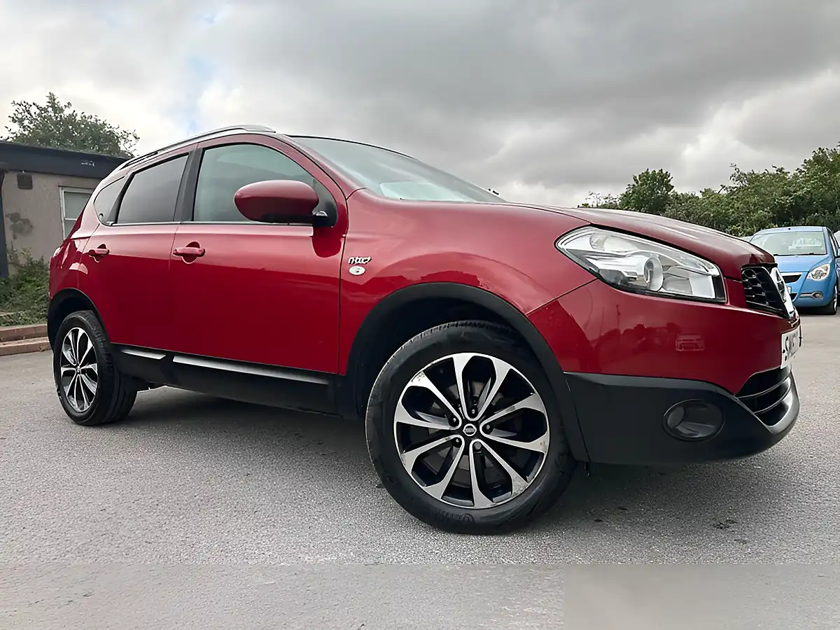 Used 2013 Nissan Qashqai N-Tec+ Red - Front View