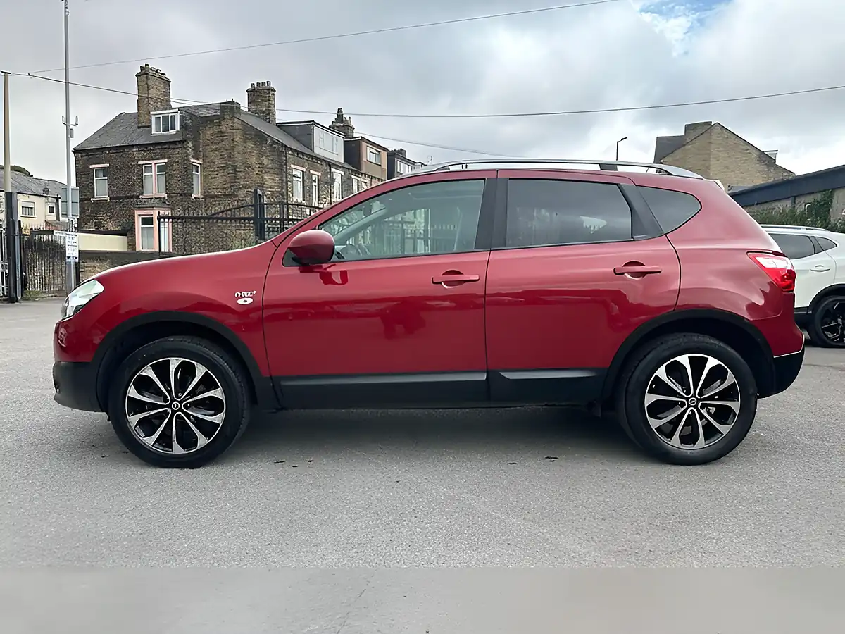 Used 2013 Nissan Qashqai N-Tec+ Red - Interior and Exterior details 11