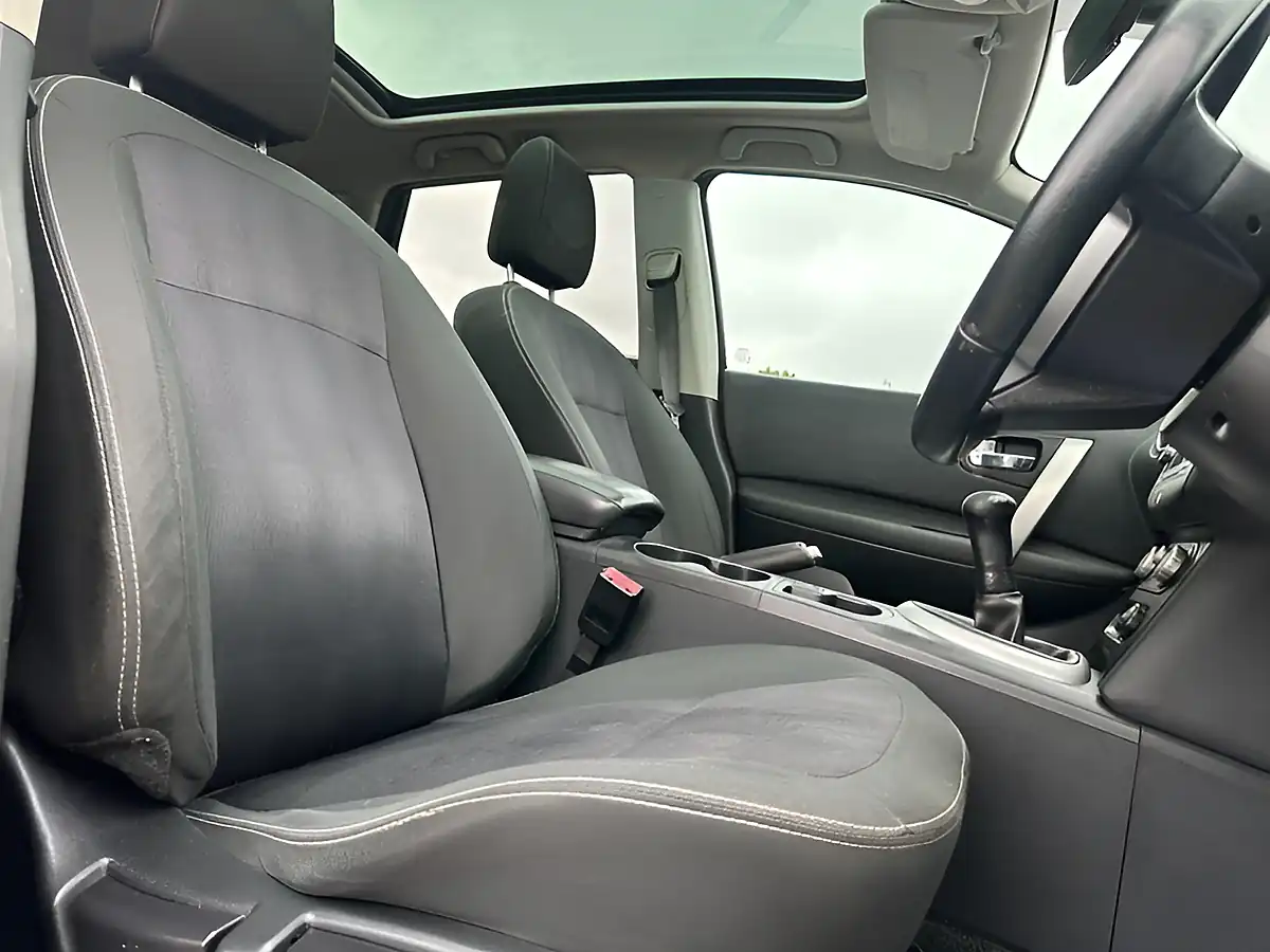 Used 2013 Nissan Qashqai N-Tec+ Red - Interior and Exterior details 4