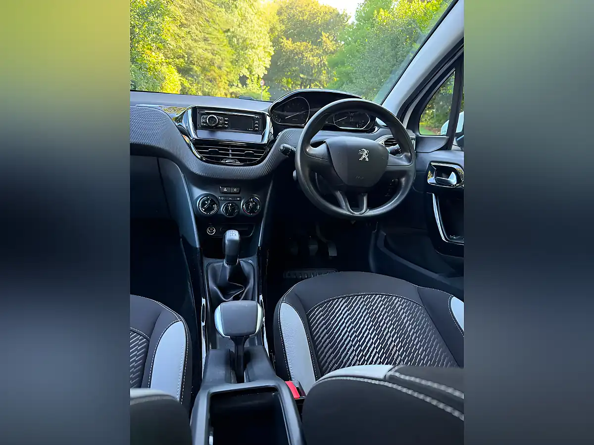 Used 2013 Peugeot 2008 Access+ White - Interior and Exterior details 11