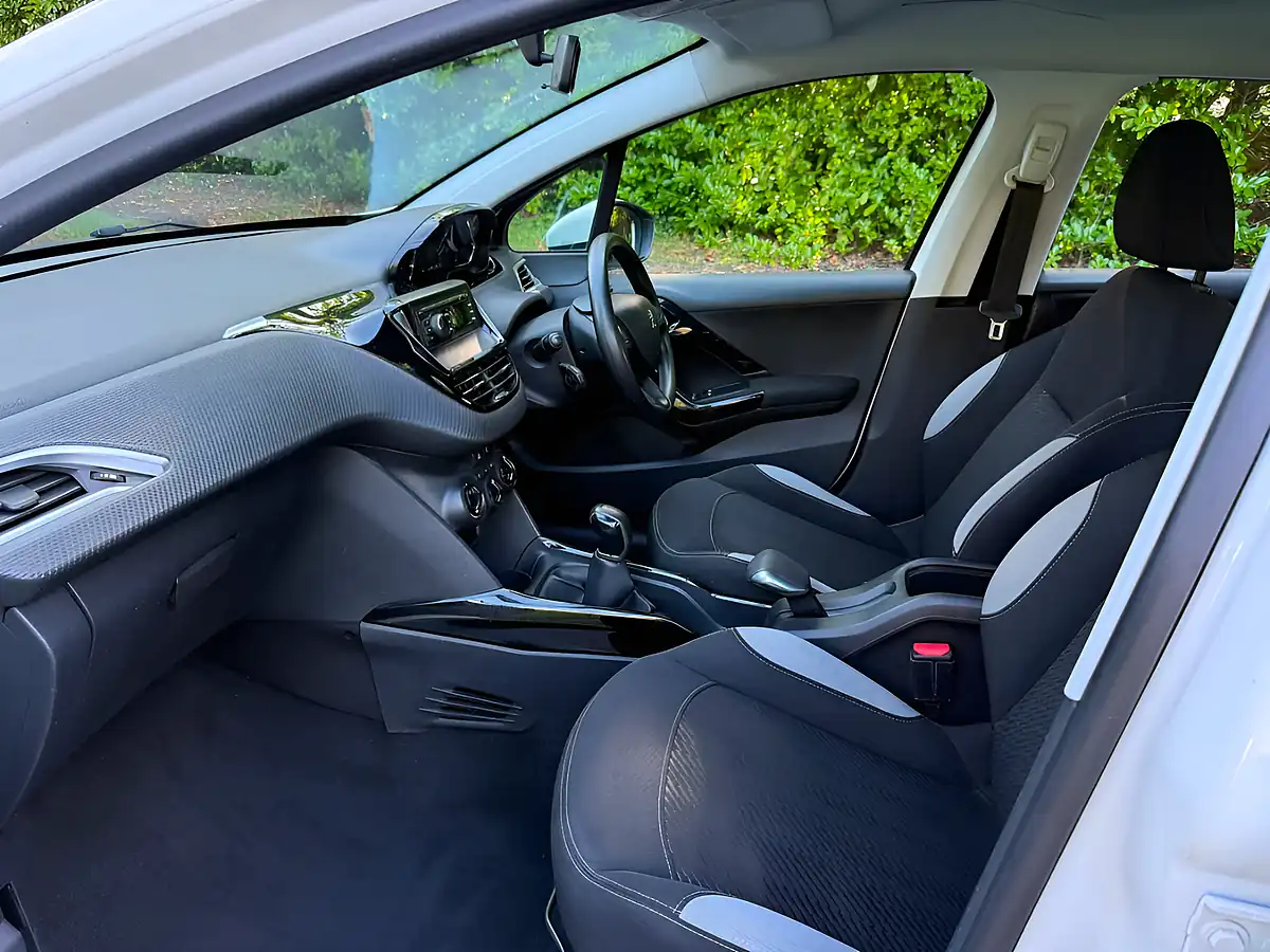 Used 2013 Peugeot 2008 Access+ White - Interior and Exterior details 9
