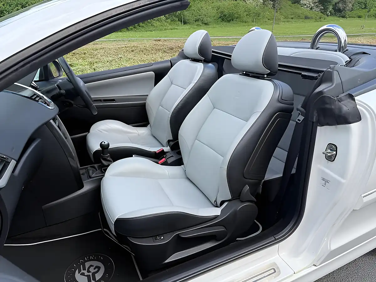 Used 2013 Peugeot 207 Cc Roland Garros White - Interior and Exterior details 16
