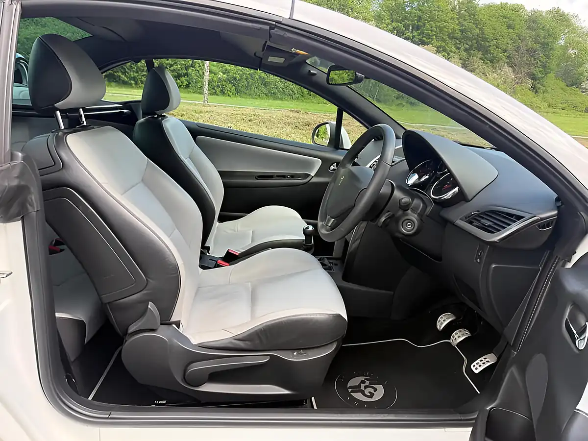 Used 2013 Peugeot 207 Cc Roland Garros White - Interior and Exterior details 20