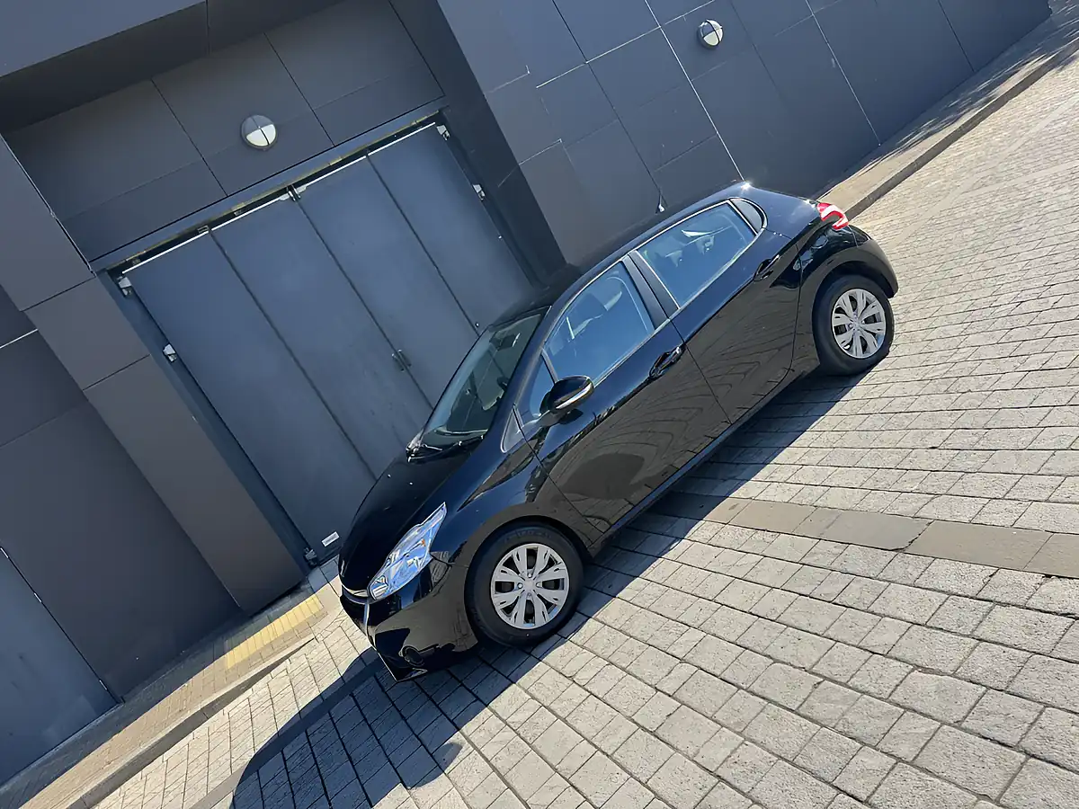 Used 2013 Peugeot 208 Access+ Black - Front View