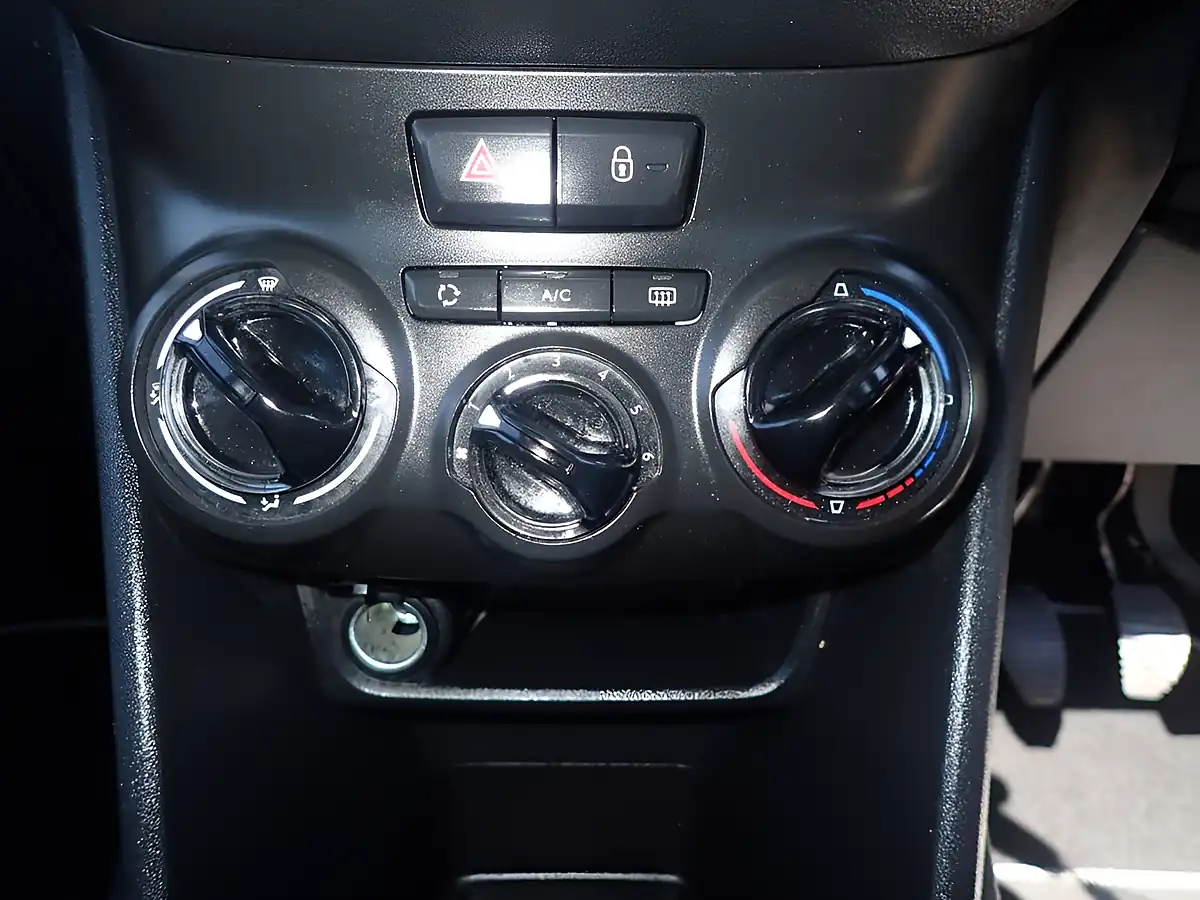 Used 2013 Peugeot 208 Access+ Blue - Interior and Exterior details 10