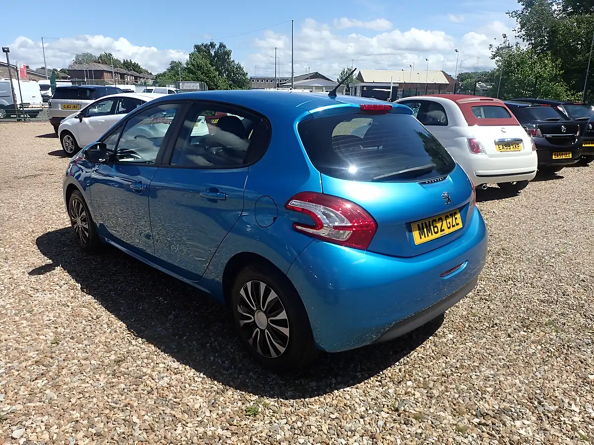 Used 2013 Peugeot 208 Access+ Blue - Interior and Exterior details 15