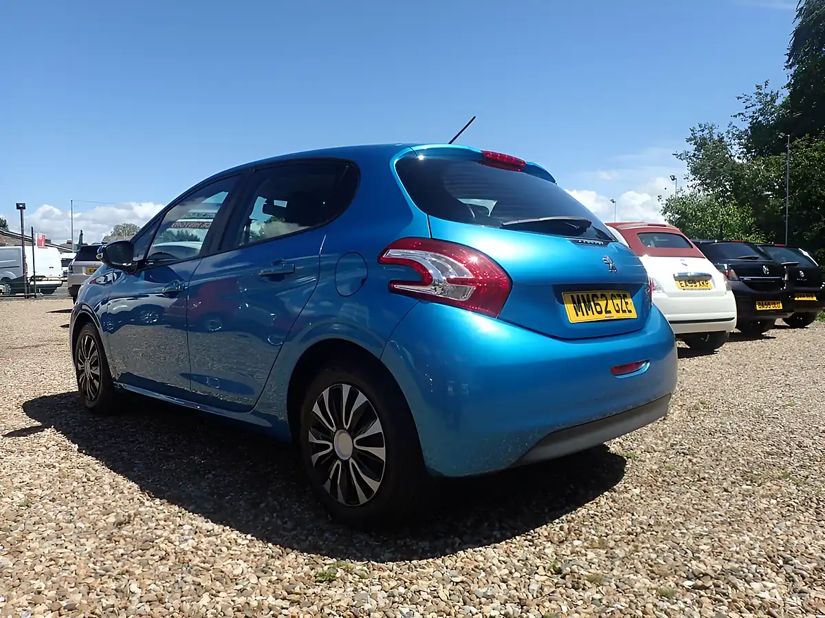 Used 2013 Peugeot 208 Access+ Blue - Interior and Exterior details 16