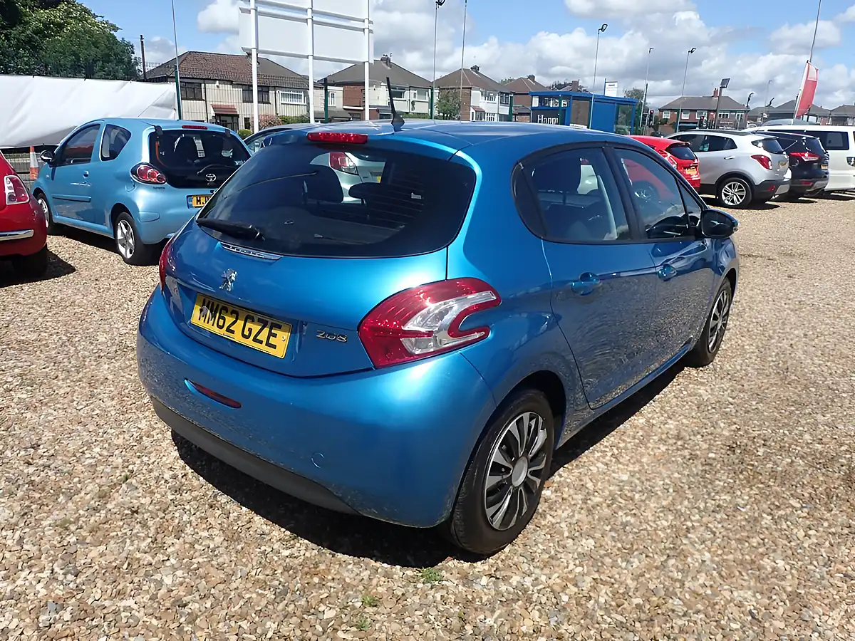 Used 2013 Peugeot 208 Access+ Blue - Interior and Exterior details 17