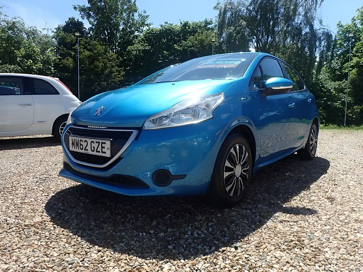 Used 2013 Peugeot 208 Access+ Blue - Interior and Exterior details 4