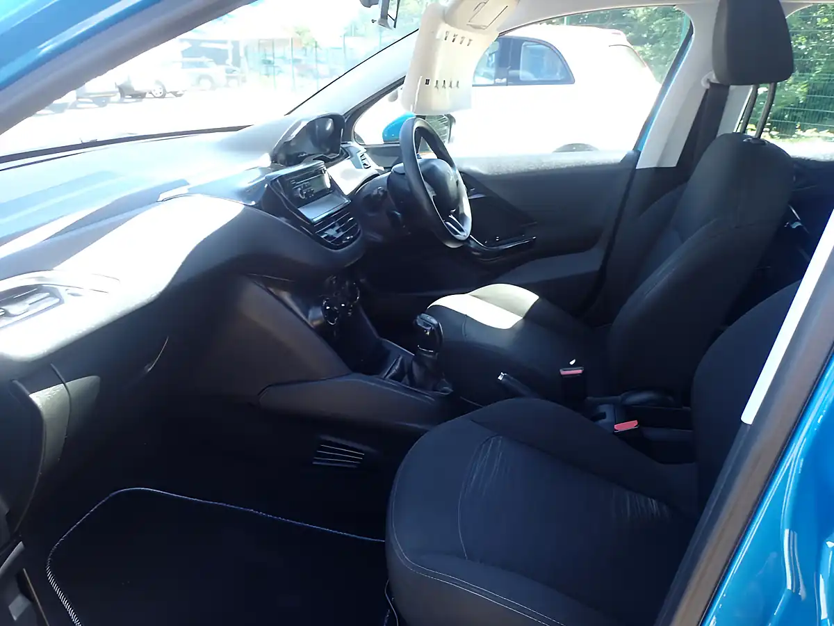 Used 2013 Peugeot 208 Access+ Blue - Interior and Exterior details 5