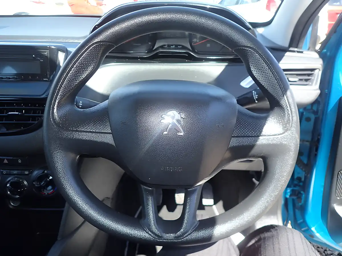 Used 2013 Peugeot 208 Access+ Blue - Interior and Exterior details 8