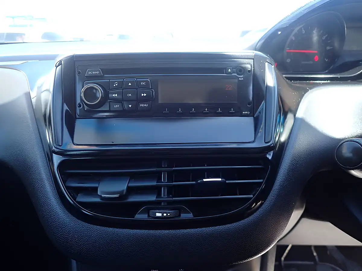 Used 2013 Peugeot 208 Access+ Blue - Interior and Exterior details 9