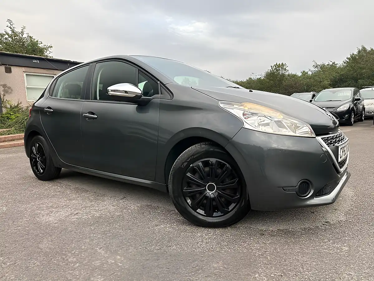 Used 2013 Peugeot 208 Access+ Grey - Front View