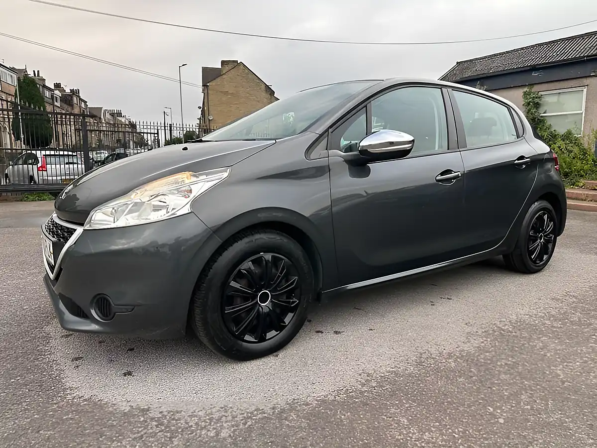 Used 2013 Peugeot 208 Access+ Grey - Interior and Exterior details 4