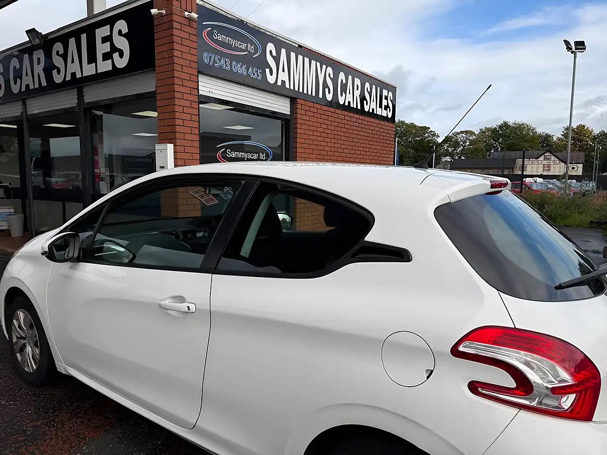 Used 2013 Peugeot 208 Access+ White - Interior and Exterior details 11