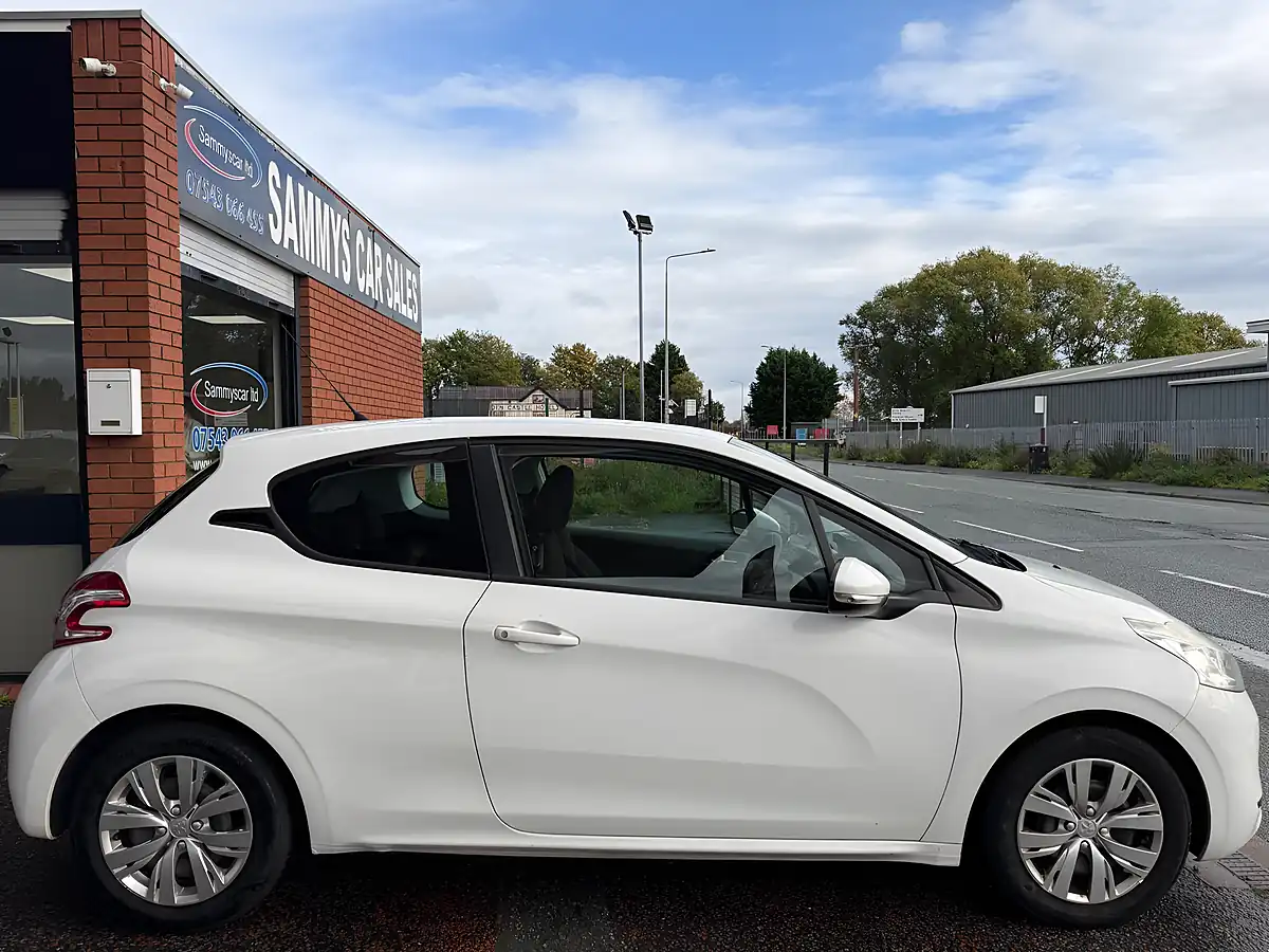 Used 2013 Peugeot 208 Access+ White - Interior and Exterior details 7