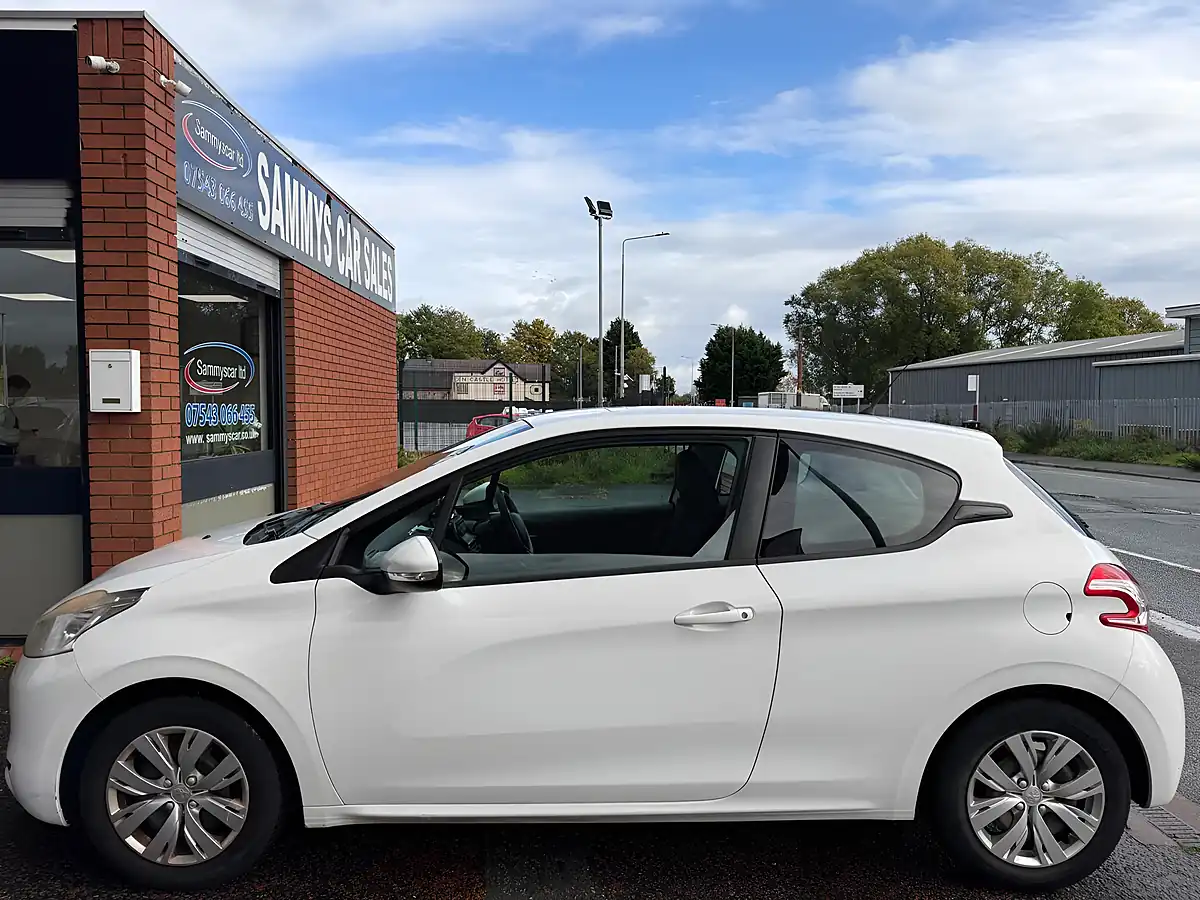 Used 2013 Peugeot 208 Access+ White - Interior and Exterior details 8