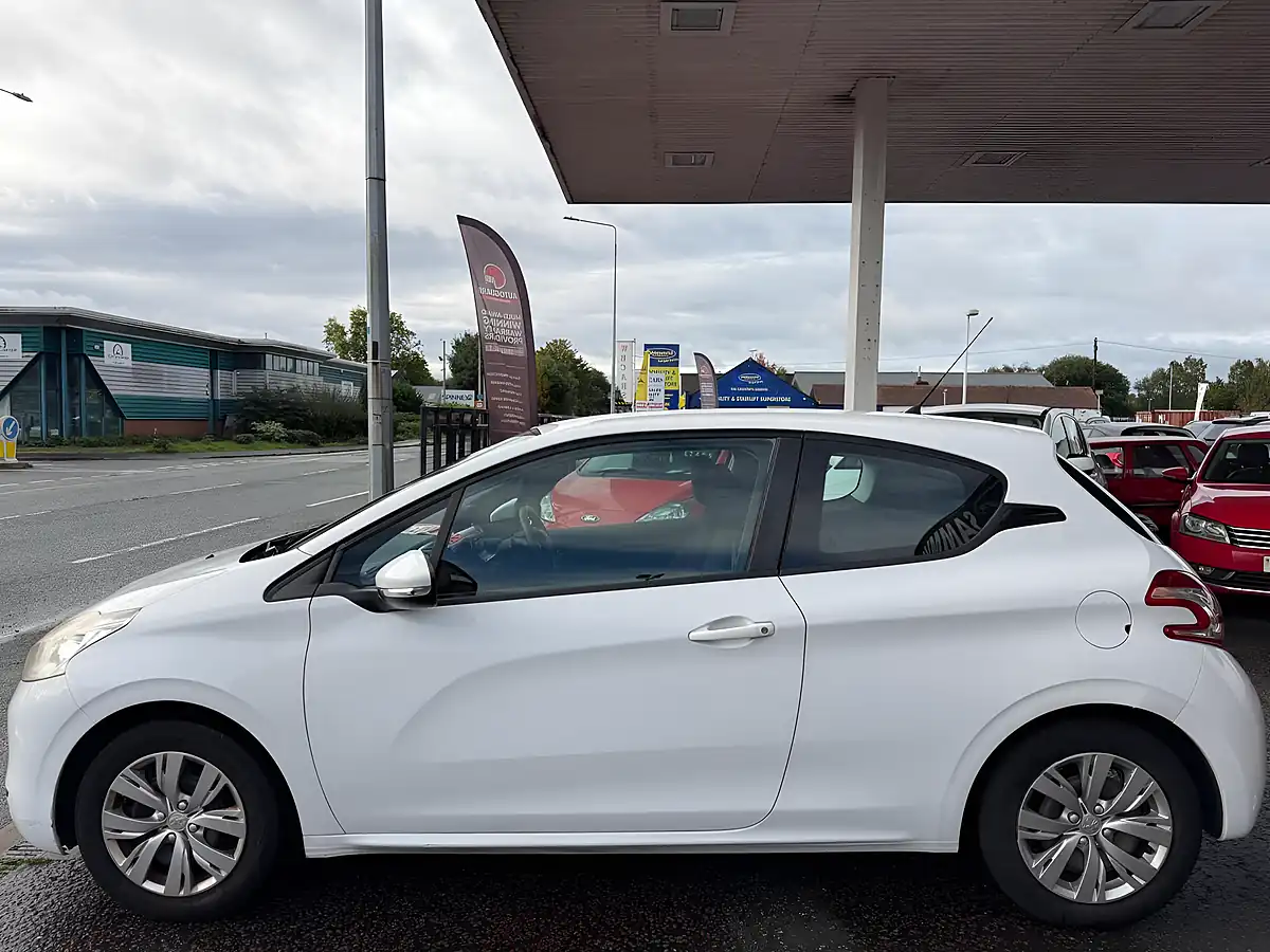 Used 2013 Peugeot 208 Access+ White - Interior and Exterior details 9